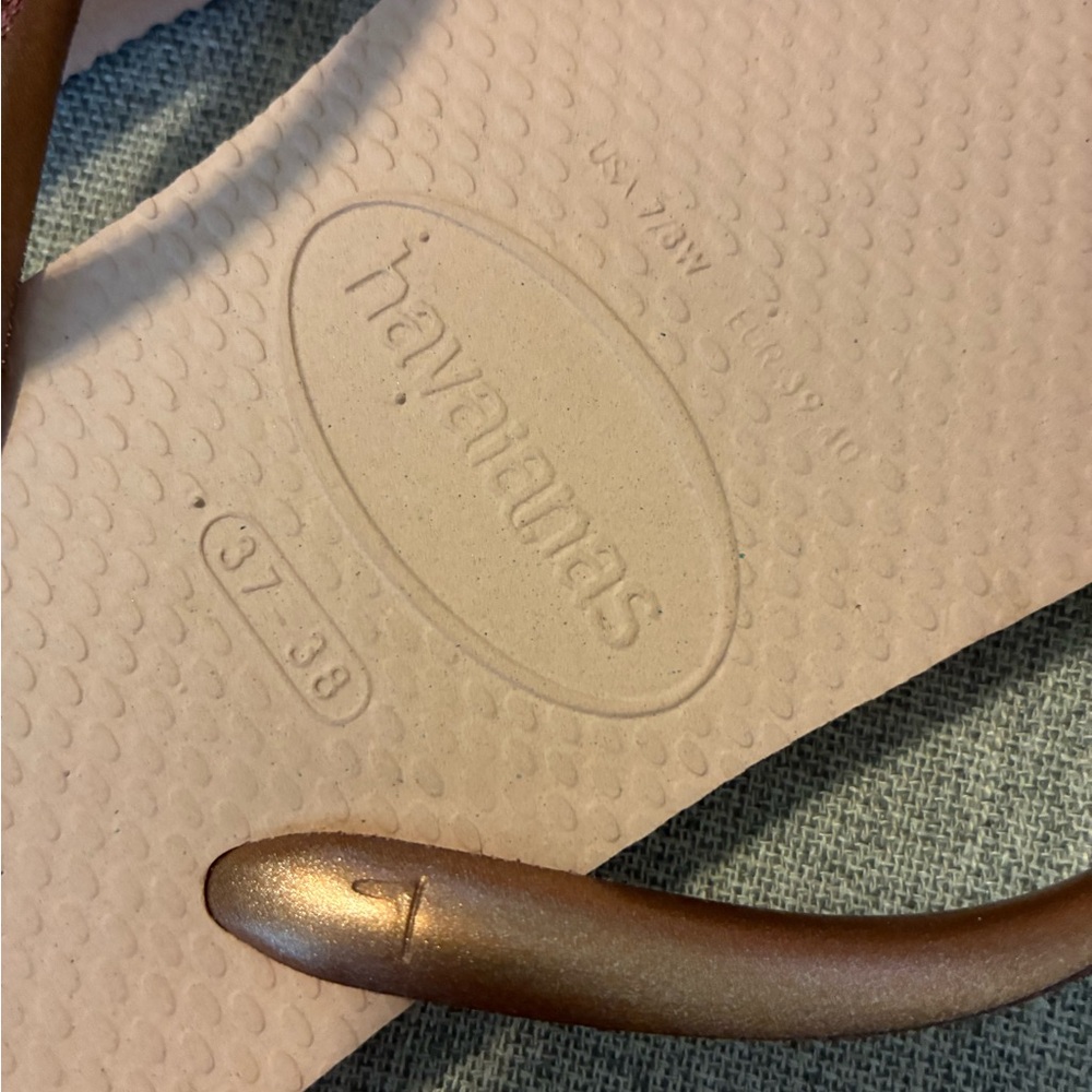 Havaianas rose gold glitter flip flops. Size 7/8. - Picture 3 of 6